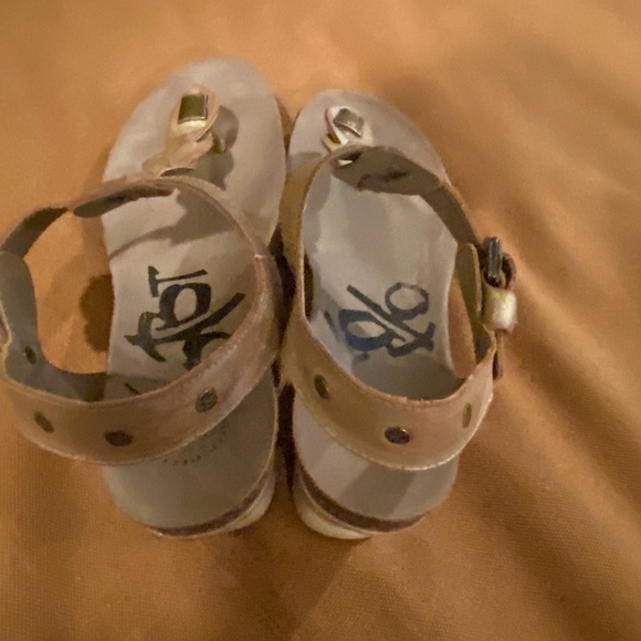 shoes - Picture 3 of 4